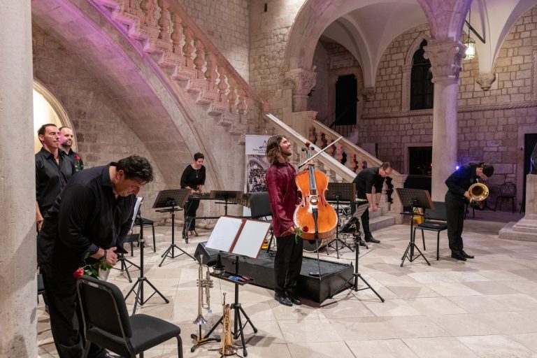 “Tango the night” večeras u Dvoru