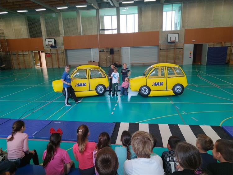 UČENJE KROZ ČINJENJE Najmlađi uče o ponašanju u prometu