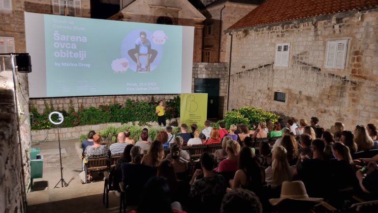 ŠARENA OVCA OBITELJI U ispunjenom kinu Jadran održan stand up show Marine Orsag