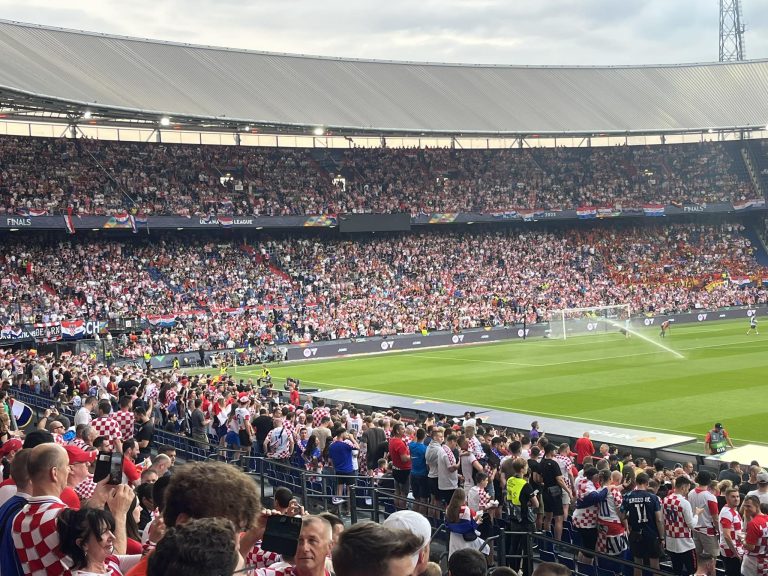 NESTVARNO Stadion u Rotterdamu cijeli u crveno bijelim kockicama
