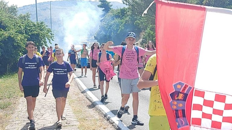 ZADNJI DAN ŠKOLE Slavi se i pjeva, hoda po cesti…