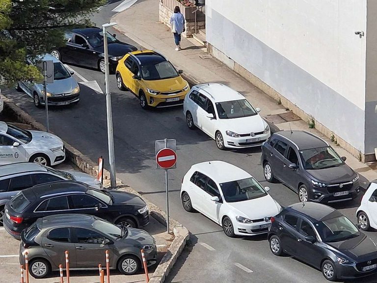 Očekuju se gužve, iz Grada pozivaju na  strpljenje, na ključnim križanjima raspoređeni prometni redari