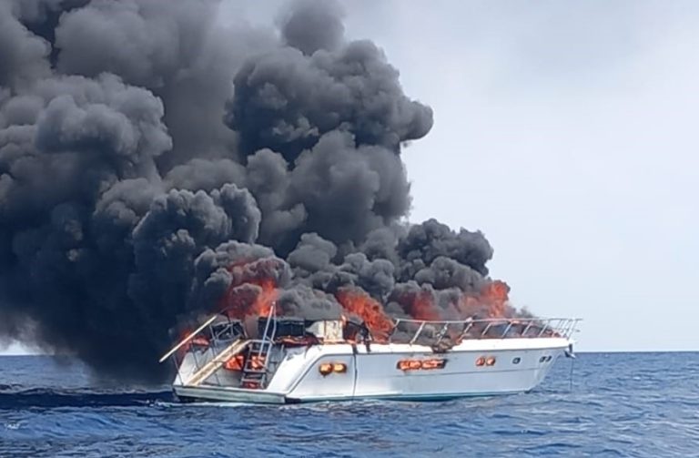 Četiri osobe spašene s motorne jahte koja se zapalila i potonula u Korčulanskom zaljevu