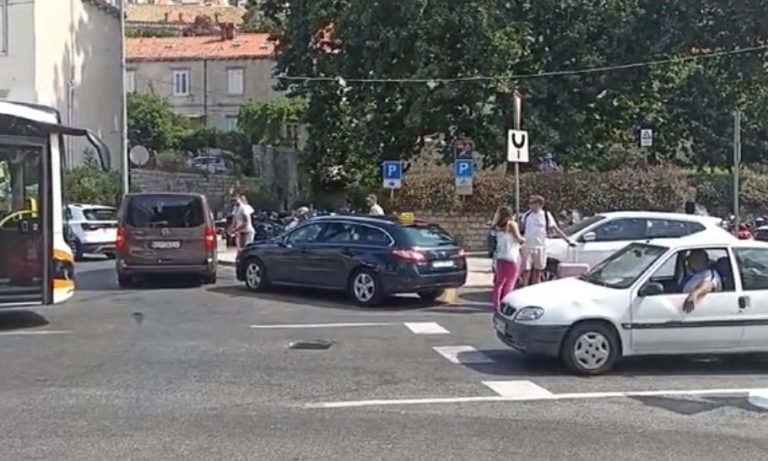 VIDEO: SVAKODNEVNA JUTARNJA SLIKA S PILA Dubrovčani bijesno trube, autobus čeka dok taksisti iskrcavaju goste