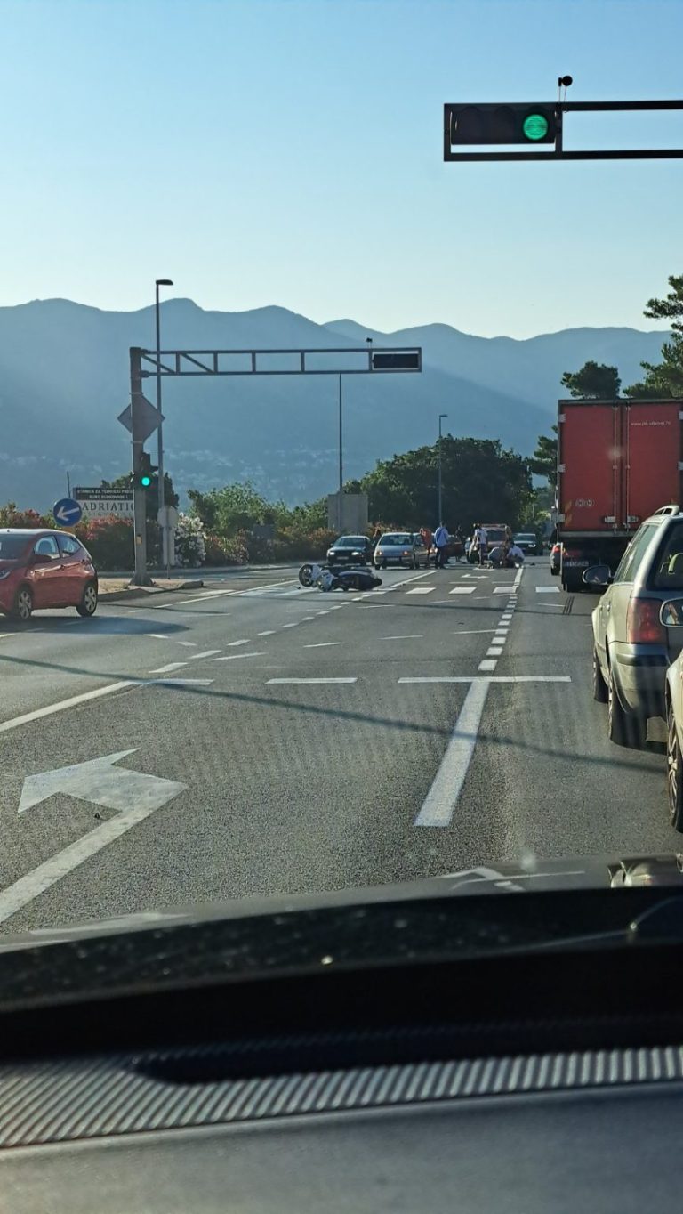 Prometna nezgoda u Čibači, hitna pružila pomoć motociklistu