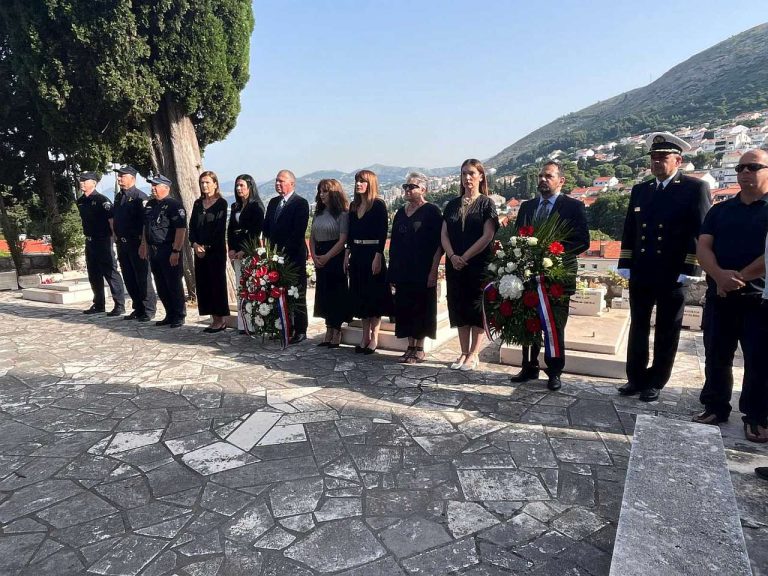 Polaganjem vijenaca i paljenjem svijeća obilježen Dan antifašističke borbe