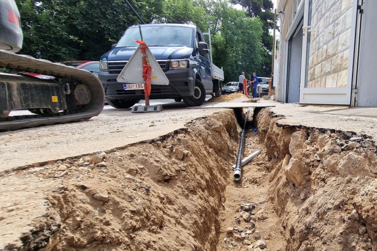 Pukla cijev, bez vode u Ulici I.G. Kovačića do 15 sati