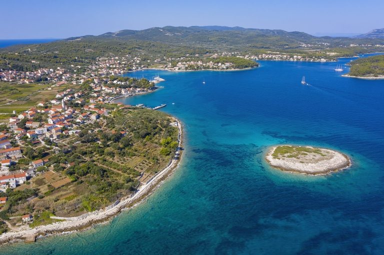 POTRESAN SLUČAJ NA KORČULI: Filipinka se sama porodila i bebu ostavila u košari, prebačeni su u bolnicu