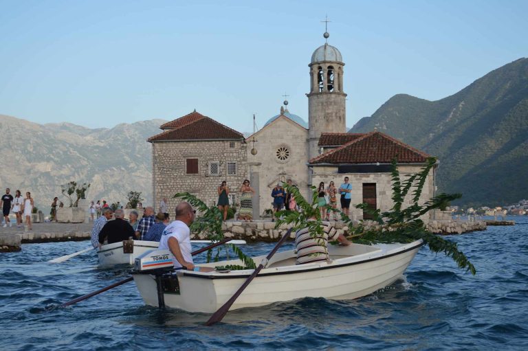 LIJEPI OBIČAJ NAŠIH BOKELJA Fašinada, nasipanje kamenja kojim se održava otočić Gospe od Škrpjela