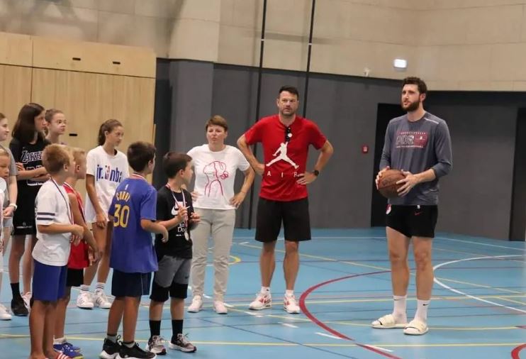 NBA zvijezda u gradu: mali košarkaši nisu mogli vjerovati da su ispod koša s “divom velikoga srca” kojega je u Dubrovnik dovela romantika
