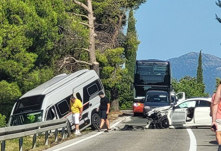 U sudaru na Ratcu ozlijeđene dvije osobe, promet se odvija otežano