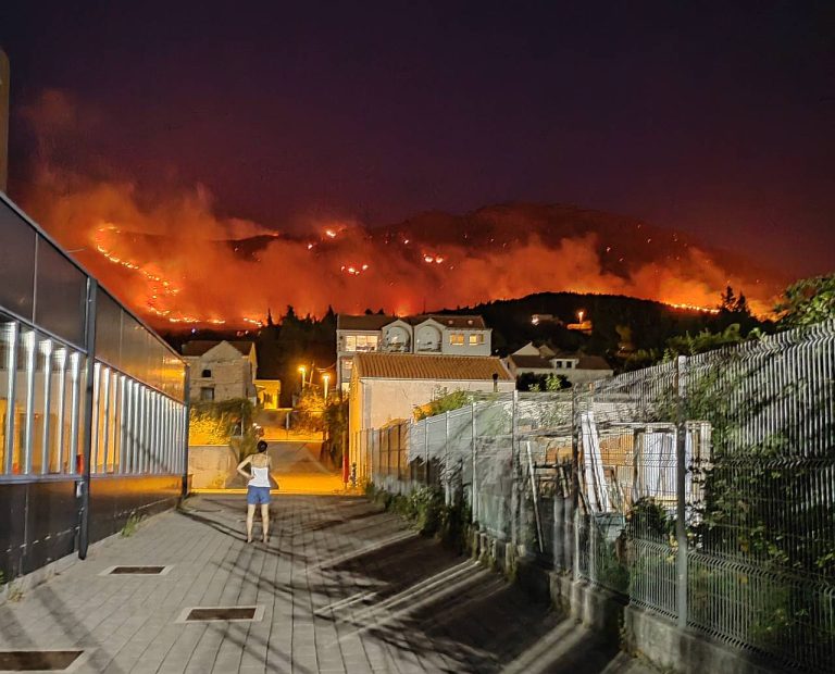 FOTO/VIDEO: U Župu stigla pomoć iz Splita, Zadra i Šibenika – kuće na Krstacu su obranjene, vatra ide prema Postranju