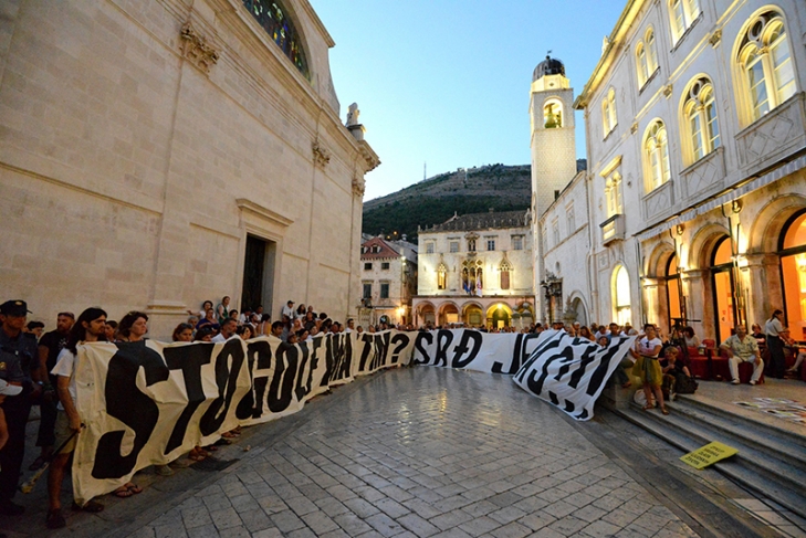 BIO JE TO DAN KAKAV DUBROVNIK NE PAMTI U vijećnici “Dubrovački dogovor”, ispod prozora prosvjednici i policija