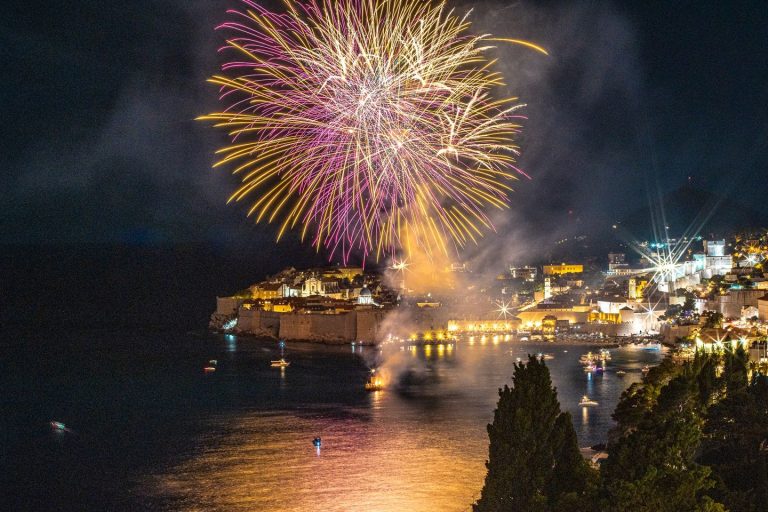 ZBOG BROJNIH UPITA GRAĐANA Večeras iza 22 sata tradicionalni vatromet!