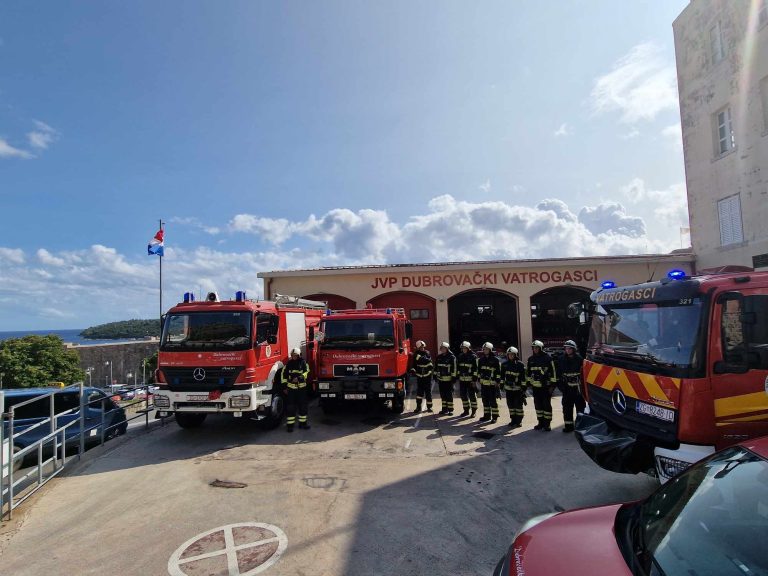 DIRLJIVO OBILJEŽAVANJE KORNATSKE TRAGEDIJE Dubrovački vatrogasci se uz zvuk sirene prisjetili svojih poginulih kolega, svoje braće