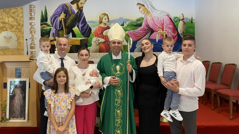 Krštenje šestog djeteta u obitelji Tubić
