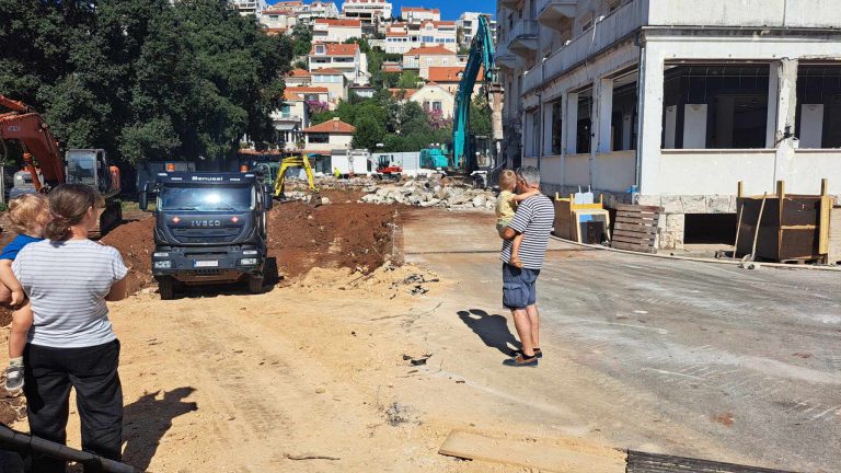 Krenulo rušenje Hotela Sumratin, na mjestu starog hotela, stajat će zgrada visine 21,99 metara