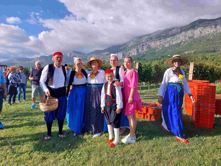 Slikalo se, radilo i igralo u Konavlima na manifestaciji “Trganje”