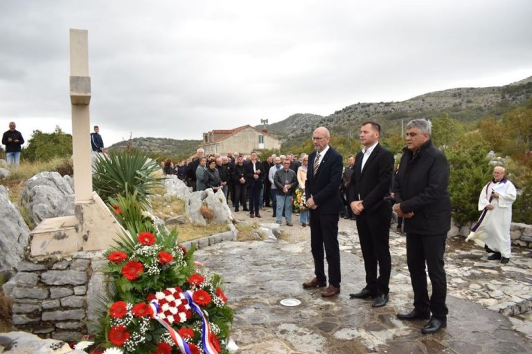 Na Vojskom dolu položeni vijenci i zapaljene svijeće, u Stravči služena sveta misa