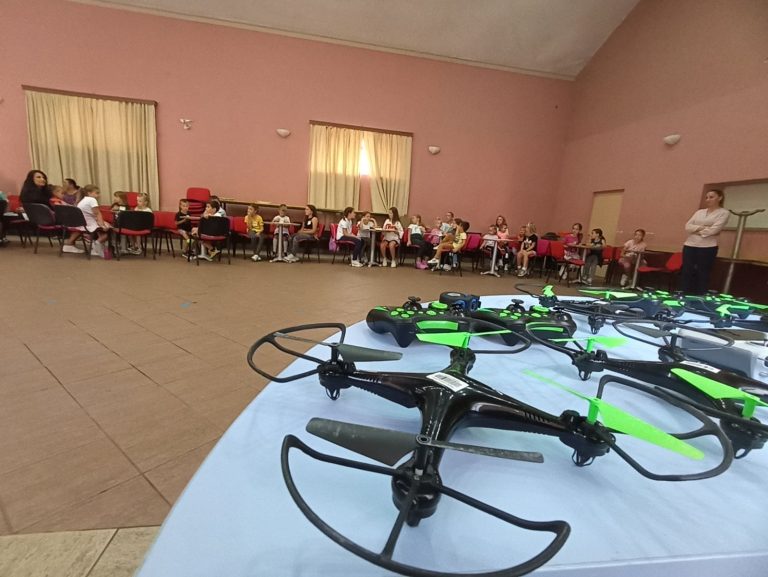 DRONOVI I ŠARENI ZMAJEVI Dječji tjedan na Grudi