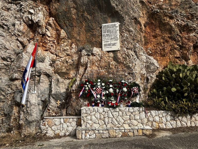 Položeni vijenci i upaljene svijeće za mlade konavoske domobrane na Orsuli