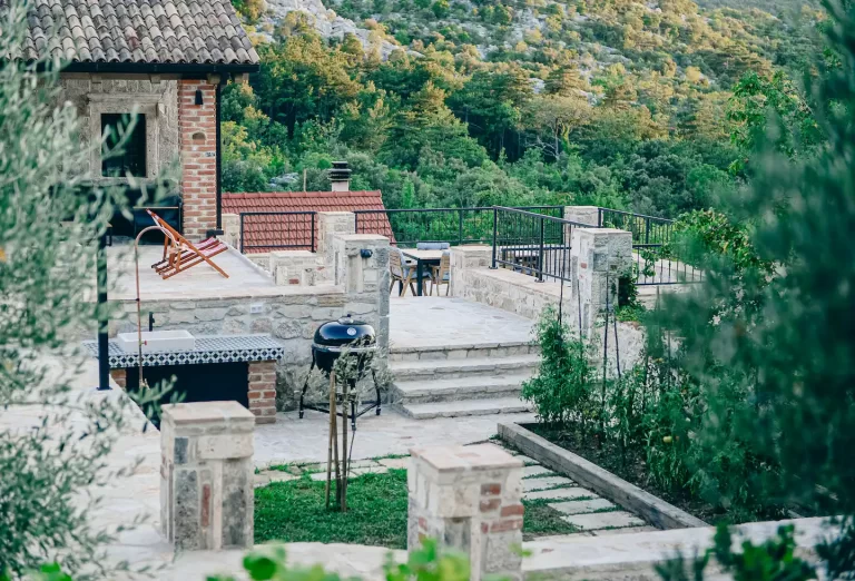 Vodimo vas u Kuću za odmor ljubitelja vina na Pelješcu, kod Maje i Denisa iz Vinarije Križ