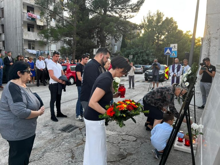 32. OBLJETNICA POGIBIJE DEVETERO MLADIH Vijenci i svijeće za poginule u Mokošici