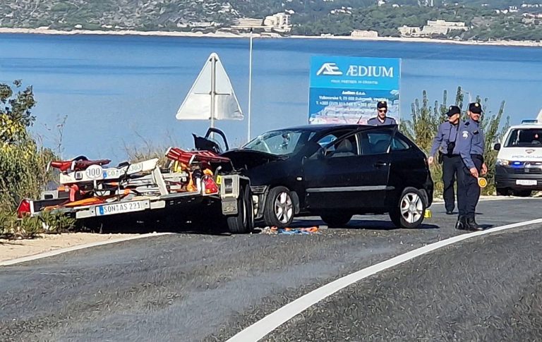 FOTO: Neobična nesreća na Zvekovici, auto se sudarilo s prikolicom, promet se odvija otežano