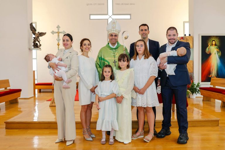 VESELJE U OBITELJI RAGUŽ: Biskup krstio blizanke Rivu i Ritu
