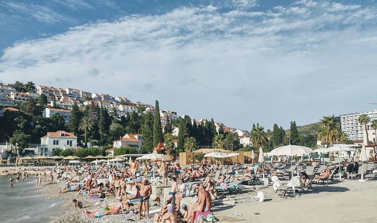 Lista poreznih dužnika – Dubrovački zalasci sunca duguju 741 tisuću eura  koncesijske naknade za plažu u Uvali