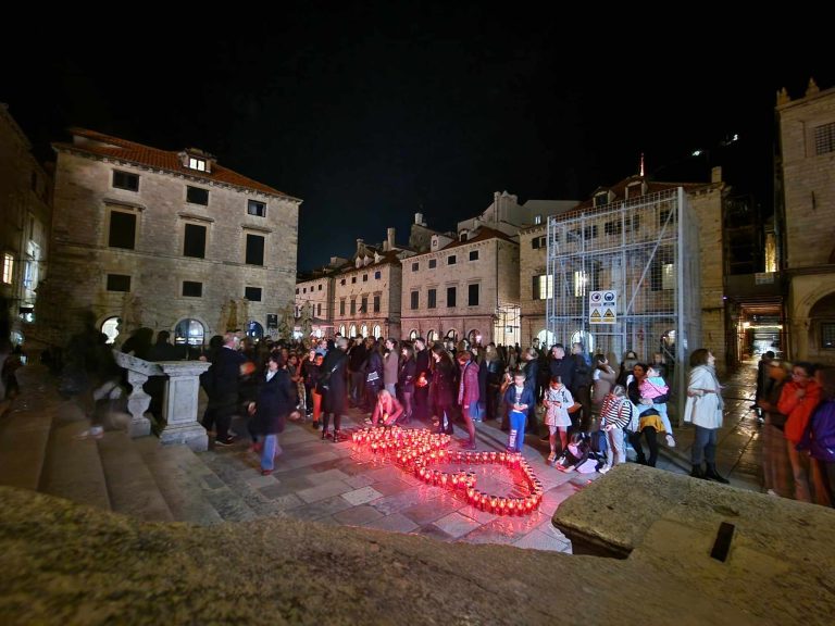 Dubrovački učenici i ove godine palili svijeće za Vukovar