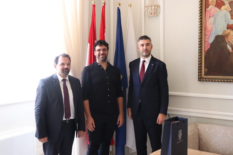 Osvajač zlatne nagrade za najnoviju patentiranu inovaciju Gjino Šutić kod gradonačelnika Frankovića