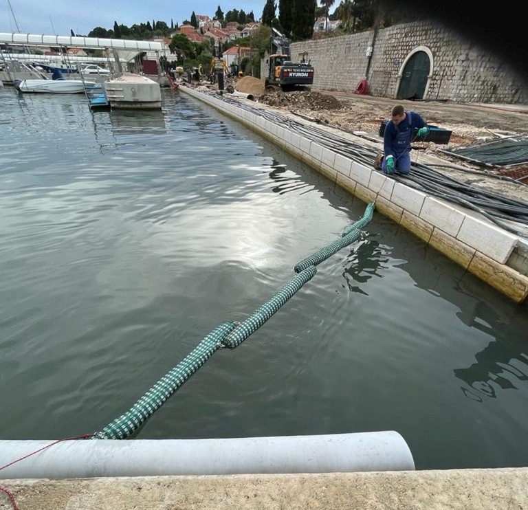 Onečišćenje mora pokraj INA-e na Lapadskoj obali