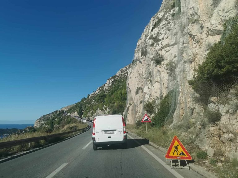 Promet iz smjera Župe na ulazu u Grad zatvoren do 16 sati zbog radova na  pokosu. Libertas iduća četiri dana preusmjerio autobuse