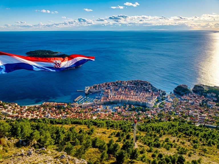 BEZ KOMENTARA: Točno u podne na Srđu su položeni vijenci za poginule branitelje Dubrovnika