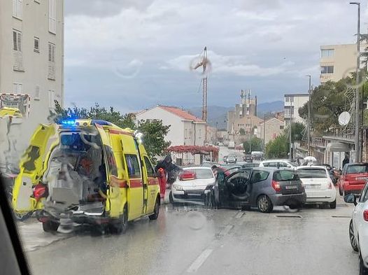 Dvije osobe ozlijeđene u prometnoj nezgodi u Šipčinama, promet Ulicom Andrije Hebranga uz regulaciju policije