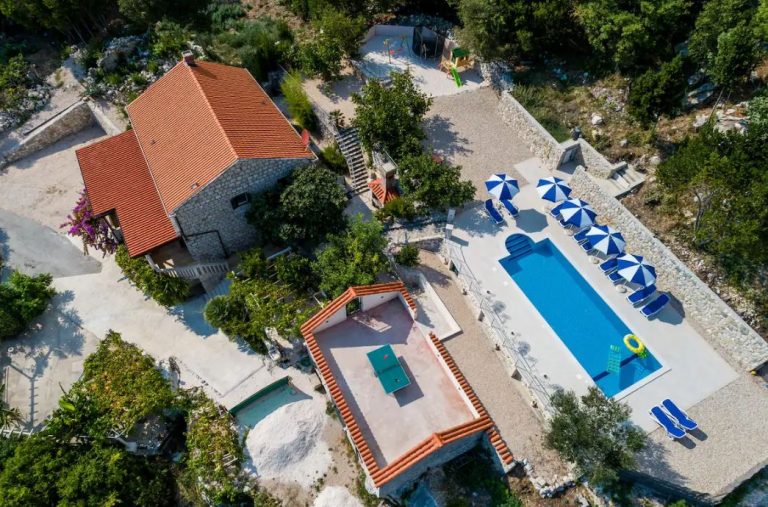 Nena Ćorak je mogla ili napustiti ili obnoviti obiteljsku starinu u Konavlima. Danas Villa Glumac oduzima dah.