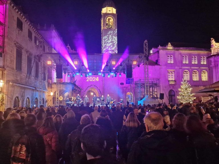 Kiša nije omela Dubrovčane ni Klapu Intrade da pjesmom na Stradunu obilježe Dan dubrovačkih branitelja