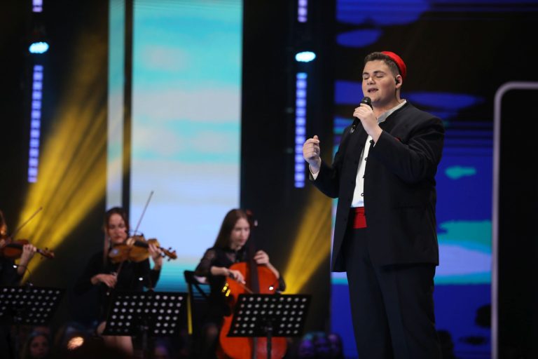 Petar Šegedin je na nastupu nosio odijelo svog kuma Vinka Coce, a vjeruje da mu je njegova amajlija donijela sreću