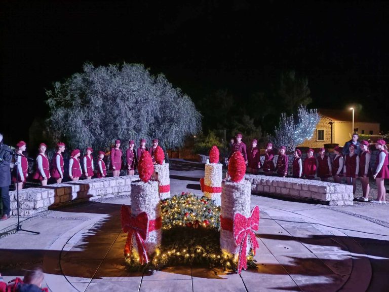 Advent u Mandaljeni: svijeću radosti pali biskup Roko Glasnović