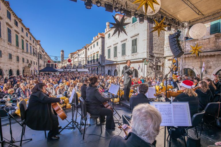 UZ KAMENICE I PJENUŠAC Novogodišnji koncert Orkestra u podne na Stradunu