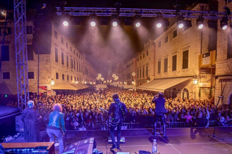 NOVA GODINA UZ DINA MERLINA  Doček na Stradunu, pa na spavanac u Neum ili Trebinje