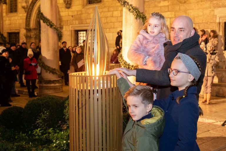 Treća adventska svijeća simbol je radosti – činimo dobro i donesimo radost onima koji su usamljeni