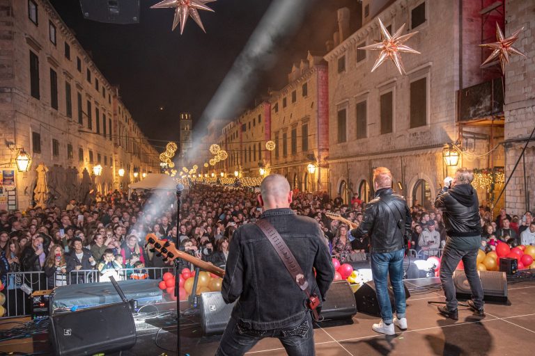 Prljavci napunili Stradun, pravi rokerski početak Zimskog festivala