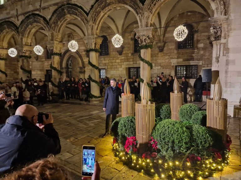 Gradonačelnik upalio prvu adventsku svijeću vjere i nade