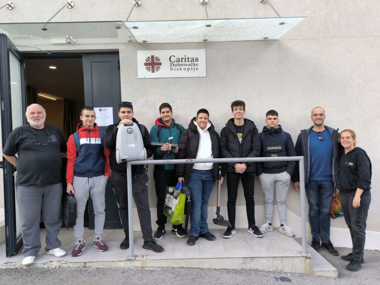 Učenici Obrtničke i tehničke škole Dubrovnik Caritasu darovali 3 laptopa i usisivač, koje su sami popravili