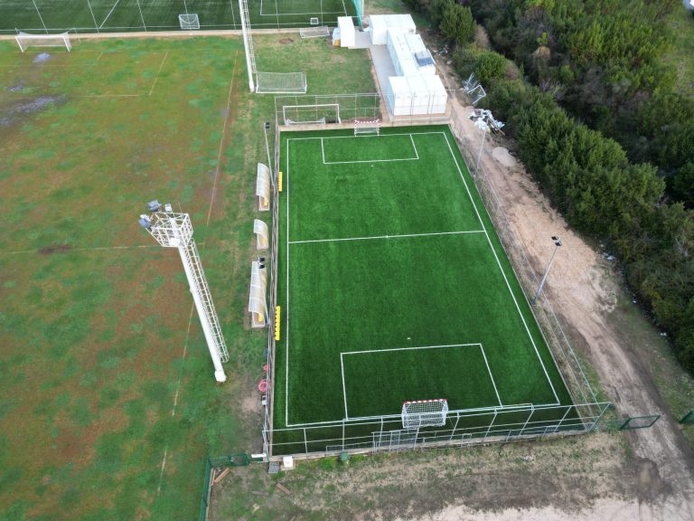 Postavljenja nova umjetna trava na malom nogometnom igralištu u Čibači