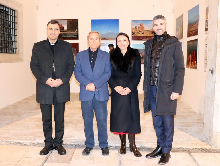 Gradonačelnik Franković na otvorenju izložbe “„Armenia Sacra – ogled o sakralnoj arhitekturi”