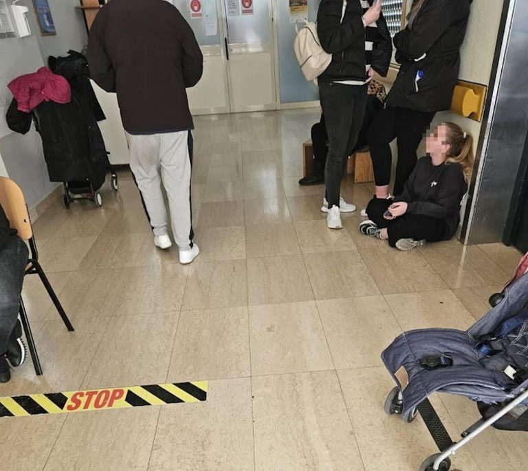 Ispred pedijatrijske ambulante red se  čeka na nogama ili na podu. Gdje su i zašto nestale stolice?