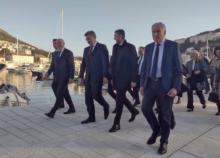 VIDEO/FOTO: Premijer u društvu gradonačelnika i cijele svite prošetao Obalom Nojka Marinovića, Franković najavio tunel kroz Gruž